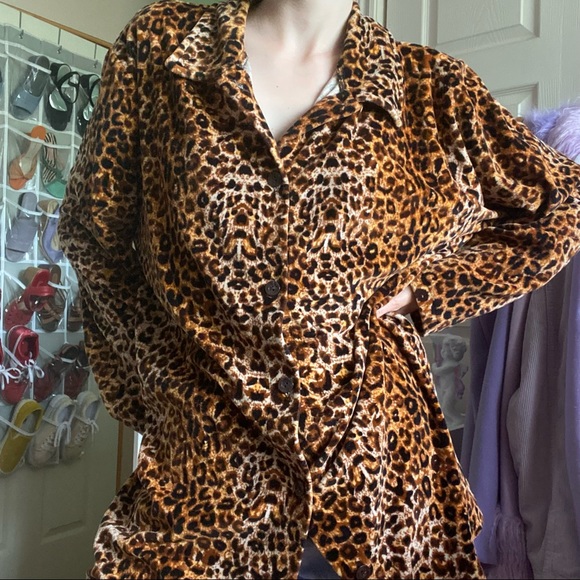 ✨SOLD✨ leopard long soft blouse - Picture 2 of 11